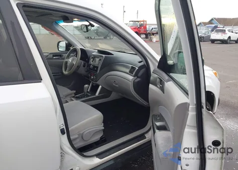 2013 Subaru Forester 2.5X Premium z USA, uszkodzony, nr VIN JF2SHADC4DH445216